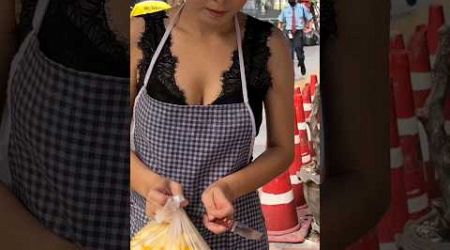 Very Pretty girl sells Pad Thai in Bangkok - Thai street food