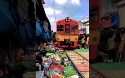 Thailand track पर लगने वाला market 
