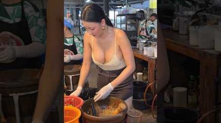 She Makes Very Spicy Chicken Feet Salad - Thai Street Food
