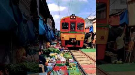 Thailand track पर लगने वाला market 