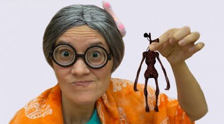 Super Granny gets Cartoon Cat`s and Siren Head`s Christmas Gifts