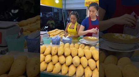 Beautiful girls selling mangoes in Pattaya #thailand #travel #mago
