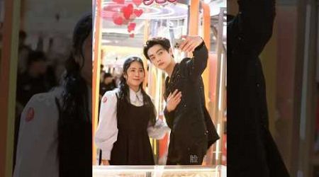 #XuKai taking picture with a fan from Thailand❣️许凯和泰国粉丝合影
