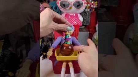 DAISY DUCK IN THE TOP OF SPINNER BALL SPINNING IN GRANNY&#39;S TRAY #shorts #asmr #popular #toys #viral