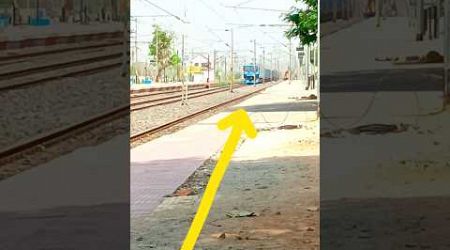 मां ट्रेन रोड सीढ़ी से पास करे /indiantrain short1/#indianrailways #ytshorts #travel #video
