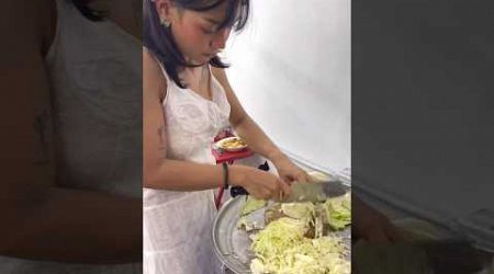 Thai woman cutting Vegetables like Pro! - Beautiful oil Lady Bangkok