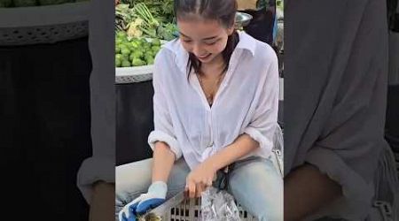She is very famous for selling durians in Bangkok, Thailand - fruits cuttings skills. #shorts