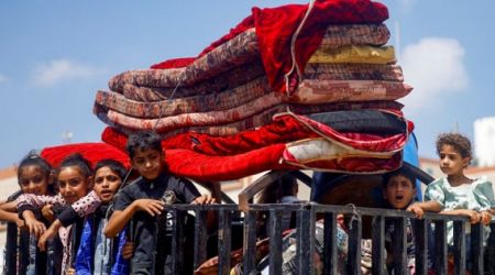 Thousands flee their homes as Israeli forces bomb southern Gaza