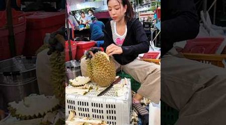 Beautiful Lady with Monthong Durian Bangkok | น้องนก ทุเรียนหมอนทอง ตลาดนัดท่าดินแดง กรุงเทพฯ