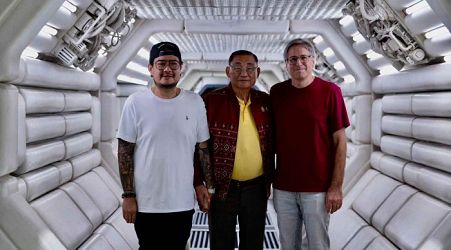 Minister visits 'Alien' film production in Thailand