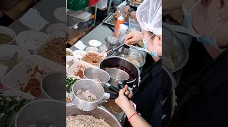 Trok Rong Moo Noodles Bangkok | ก๋วยเตี๋ยวตรอกโรงหมู ตรงข้ามวัดไตรมิตร กรุงเทพฯ
