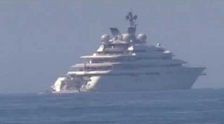 Ostia, arriva il gigantesco yacht dello sceicco: è accompagnato da altre due super barche