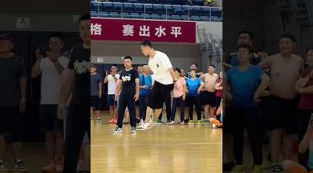 Kungfu shuttlecock #kungfu #sports #用功夫踢毽子