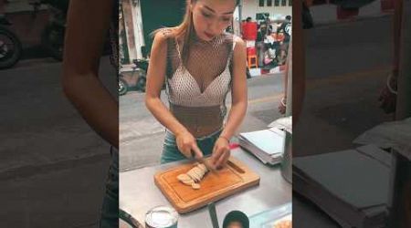 Pretty Bangkok ￼Lady Sells Banana Pancake To Support Her Family