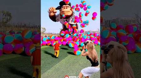 The mascot vibrato assistant placed on the football field is popular, co-produced, creative new spe