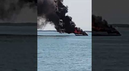Yacht di 18 metri in fiamme appena fuori dal porto di Porto Garibaldi. Fortunatamente tutti salvi.