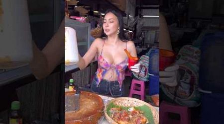She Serve Delicious Grilled Chicken in Pattaya -Thai Street Food