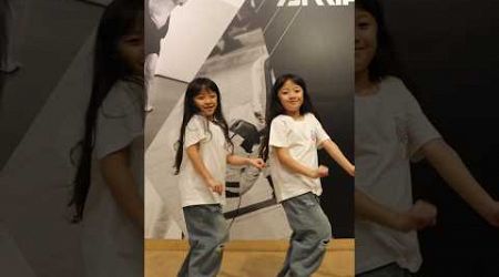 LOKEY LOKEY DANCE TRENDS #twins #dancevideo #kembar #shorts