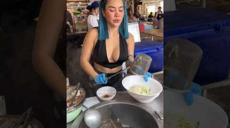 Beautiful owner serves delicious pork noodles in Pattaya!!