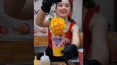 Bangkok Jodfair Night Market&#39;s specialty mango smoothie!