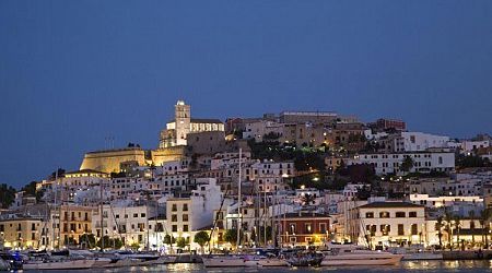 El súper yate de lujo del multimillonario de los zumos pide atraque en Ibiza