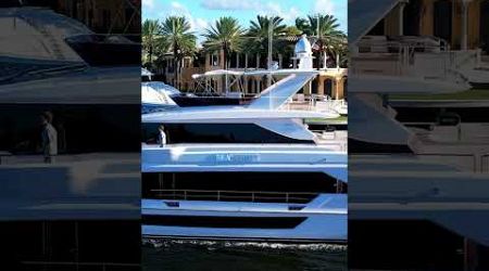 Horizon FD 100 yacht (Fort Lauderdale canals)