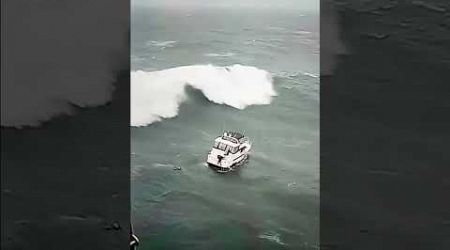 Yacht gets wrecked by a Huge Wave 