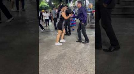 A Mi Me ENCANTA BAiLARLO ASi #bailamos #cumbia #musica #music #bangkok #veracruz #humorviral #baile