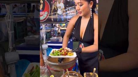 She Serve Delicious Som Tum in Pattaya -Thai Street Food