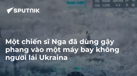 Một chiến sĩ Nga đã dùng gậy phang vào một máy bay không người lái Ukraina