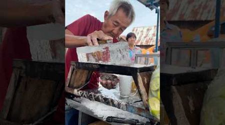 Old Grandpa Sells Fresh Iced Lemon Tea - Thai Street Food