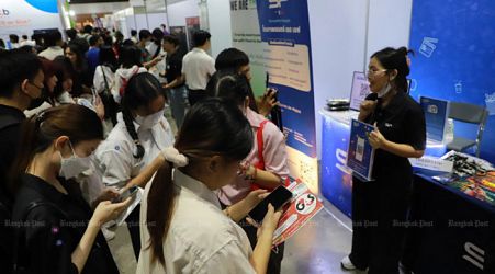 Thai unemployment drops, except in Bangkok