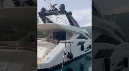 Jak byste pojmenovali svoji loď vy ? #theulmik #shorts #travel #yacht #budva #solo