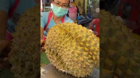 Amazing Thai Aunt&#39;s Fastest Durian Cutting Skills