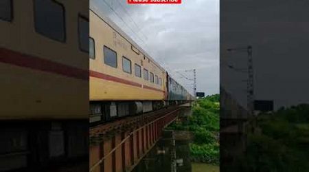 कोई भी ट्रैन दीन के बजाए रात में क्यू तेज चलती है #train #video #views #facts #travel #short #shorts