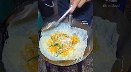 Very quick egg wrapping in Pad Thai menu in Thailand. #streetfood #shorts