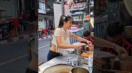 The Most Famous Roti Lady Bangkok Puy #cuttingskills