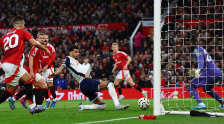 Spurs romp to 3-0 win over 10-man Manchester United