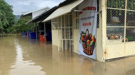 “Tom’s Fruit Store” in Kamala Flooded By Storm in Phuket | Good Vibes Thailand #storm #flood #rain