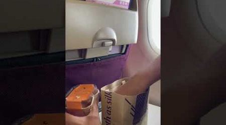 Meal service on Thai Airways TG 203. BKK to HKT (Phuket). A320