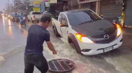 Rush hour storms cause chaos in Pattaya yesterday. Join us for a tour around town.