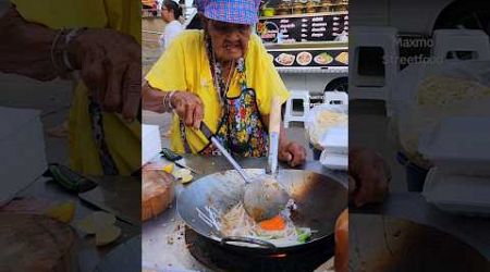 100 year old traditional Pad Thai in Thailand #streetfood #Shorts