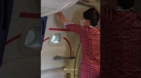 Singapore airhostess work #travel #pramugarilionair #automobile #lionair #shorts