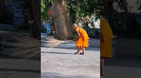 The monk at work Монах за работой #monk #work #travel #thailand #samui #happy #buddha #temple #trip