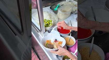 Delicious Yentafo Noodles In Bangkok | ก๋วยเตี๋ยวเย็นตาโฟรสเด็ด ร้านลูกชายนายหมง เทอดไท 19 กรุงเทพฯ