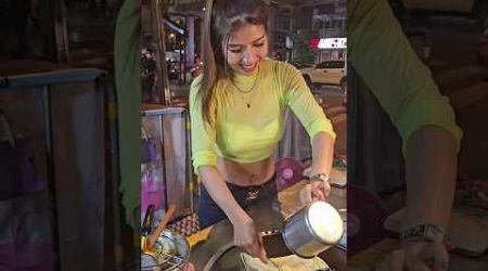 The Most Famous Roti Lady Bangkok - PuyRoti Lady #streetfood st @JansWorld7 #thaistreetfood