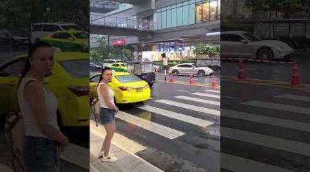 Absolutely love the rainproofed golf cart in Bangkok (10.2024)