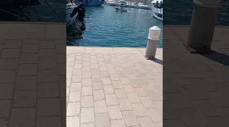 Manœuvre de rotation d&#39;un yacht de 50 mètres au vieux port de Cannes #music #rock #tiger #yacht