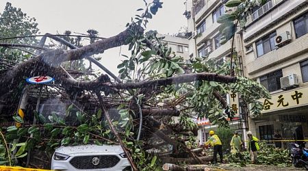 Taiwan shuts down as strong Typhoon Kong-rey hits, 1 dead