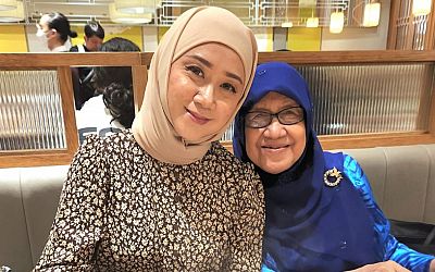 'I try not to think about myself': Woman battles breast cancer while caring for mum who has gall bladder cancer